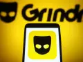 Ikona aplikacji Grindr na ekranie telefonu, na tle logo Grindr.