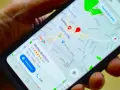 Jak zrobić pinezkę w Google Maps? Na ekranie telefonu widzimy mapę z zaznaczonym punktem w Crouch End.