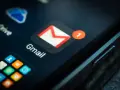 Ikona poczty Gmail z powiadomieniem "1" na ekranie telefonu. Szybkie logowanie na pocztę.