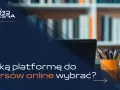 Logo "Ten od WordPressa" nad pytaniem "Jaką platformę do kursów online wybrać?". W tle półka z książkami i biurko z laptopem i przyborami.