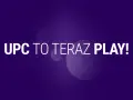 UPC Polska teraz Play! Biały napis na fioletowym tle z okręgami.