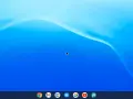 Pulpit systemu Chrome OS z niebieską tapetą i paskiem zadań z ikonami aplikacji.