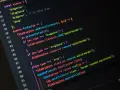 Fragment kodu programu do pisania, obsługujący zdarzenia przeciągania i upuszczania plików.