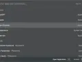 Wyszukiwanie aplikacji i poleceń w Raycast. Widoczne sugestie: ChatGPT, Claude, Brave Browser, Appearance, Evernote. Poniżej polecenia 1Password.