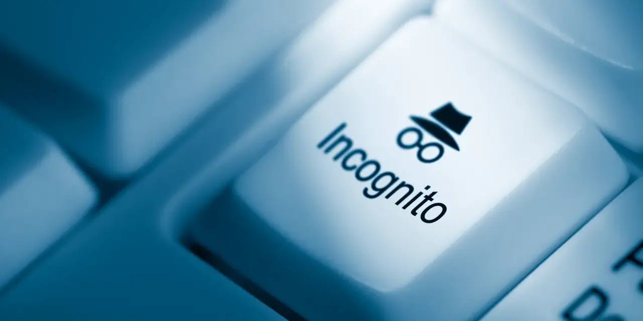 Klawisz "Incognito" z ikoną szpiega. Ciemny, niebieski odcień podkreśla tajemniczość przeglądania.