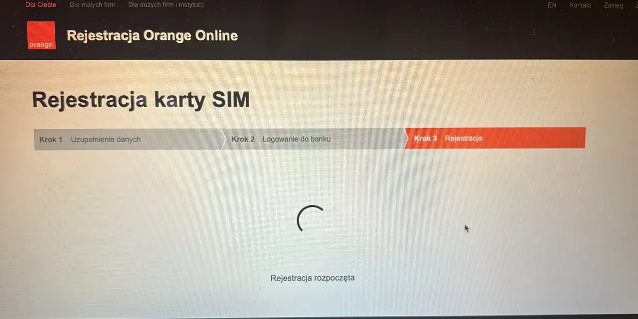 Na ekranie komputera trwa rejestracja karty SIM w Orange Online. Widoczny jest trzeci krok: Rejestracja.