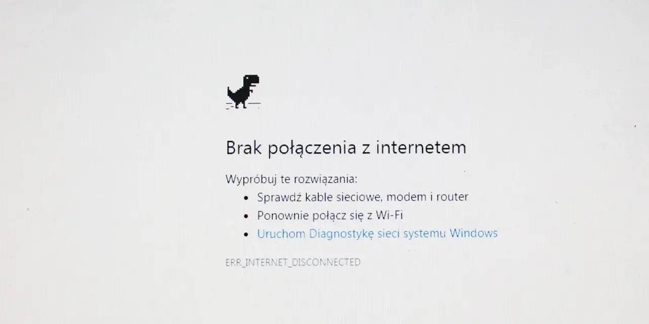 Dinozaur z gry Chrome skacze, bo jest brak internetu. Komunikat "Brak połączenia z internetem" sugeruje sprawdzenie kabli i ponowne połączenie z Wi-Fi.