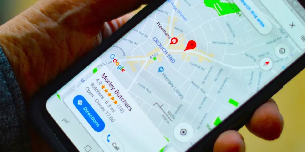 Jak zrobić pinezkę w Google Maps? Na ekranie telefonu widzimy mapę z zaznaczonym punktem w Crouch End.