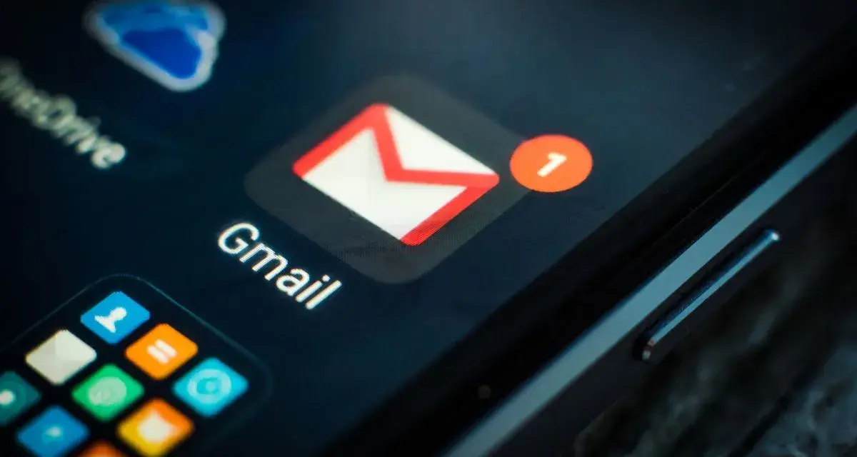 Ikona poczty Gmail z powiadomieniem "1" na ekranie telefonu. Szybkie logowanie na pocztę.