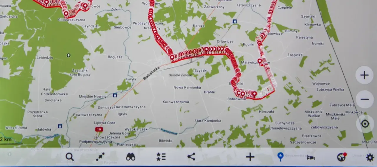 Mapa z zaznaczoną trasą rowerową przez tereny wiejskie i leśne, z nazwami miejscowości jak Lebiedzin, Białostocka, Bobrowniki.