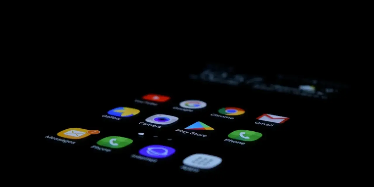 Ikona aplikacji do nagrywania rozmów na Androidzie. Widoczne ikony: Galeria, Aparat, Sklep Play, Telefon, Wiadomości, Gmail, Chrome.