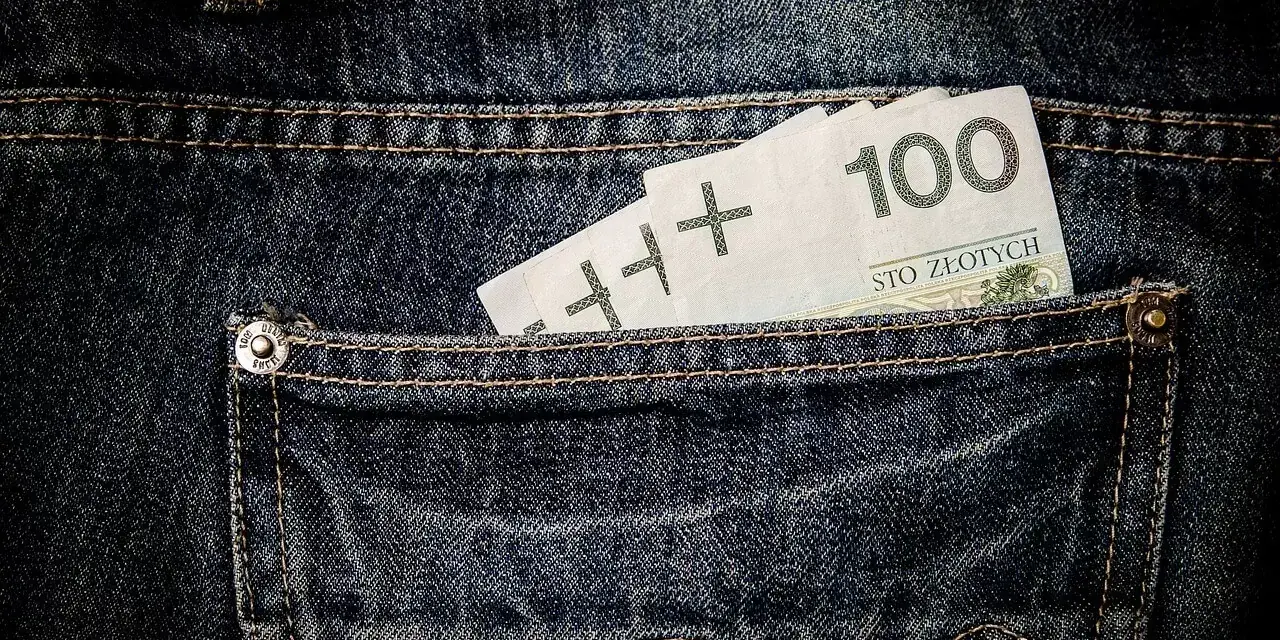 Sto złotych w tylnej kieszeni dżinsów. Szybko można je wyciągnąć, gdy zajdzie potrzeba.