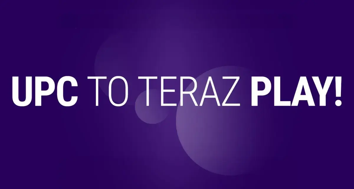 UPC Polska teraz Play! Biały napis na fioletowym tle z okręgami.