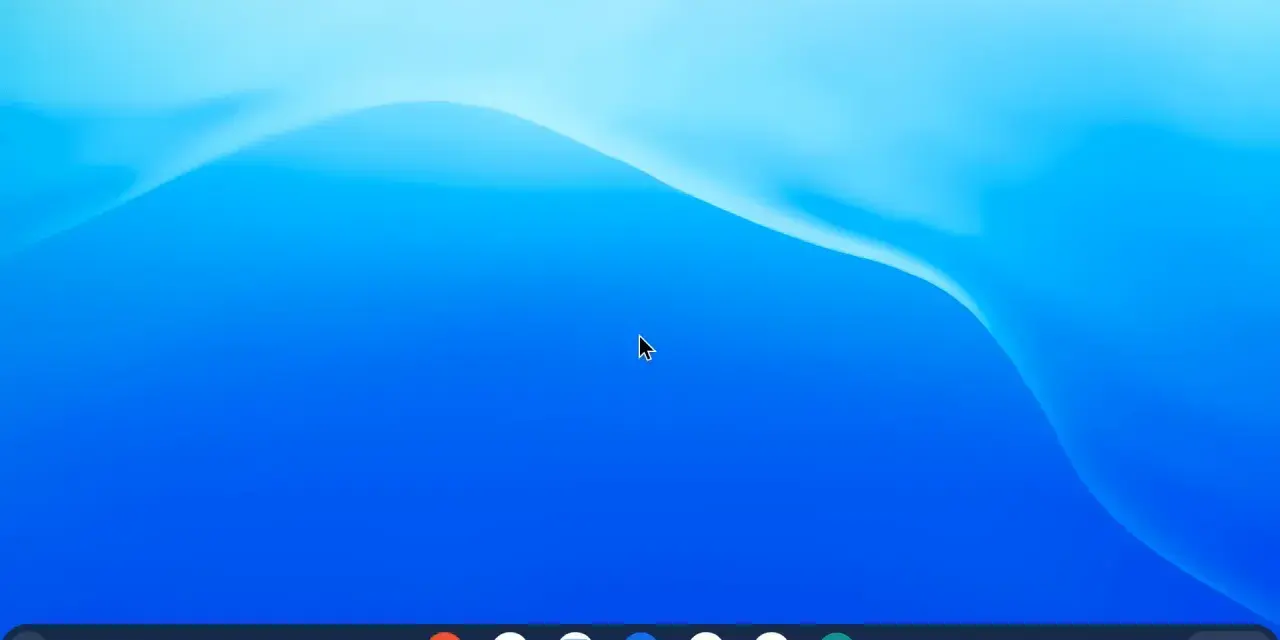 Pulpit systemu Chrome OS z niebieską tapetą i paskiem zadań z ikonami aplikacji.