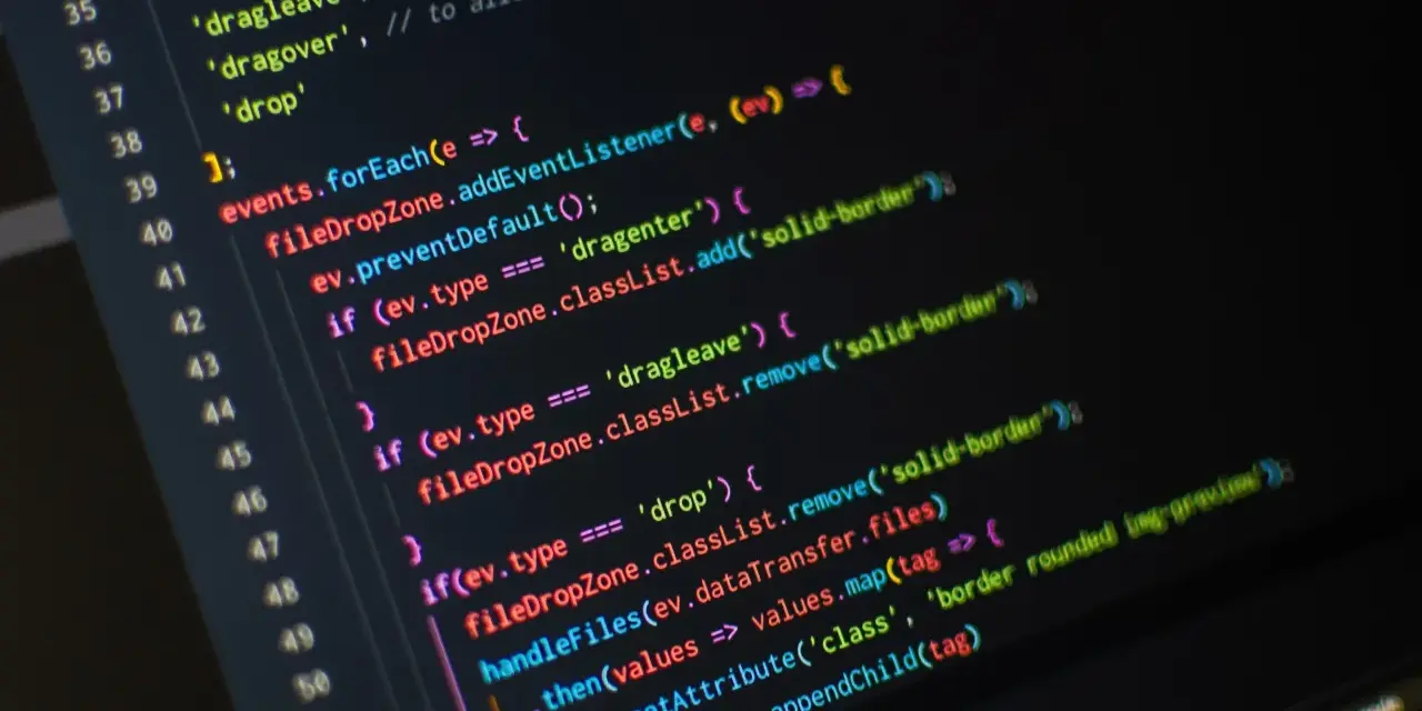 Fragment kodu programu do pisania, obsługujący zdarzenia przeciągania i upuszczania plików.