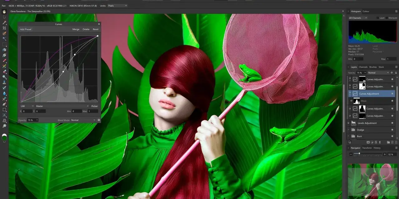 Edycja zdjęć z darmowym photoshopem: modelka z zasłoniętymi oczami, zielone liście, siatka z żabką. Panel krzywych i warstw.