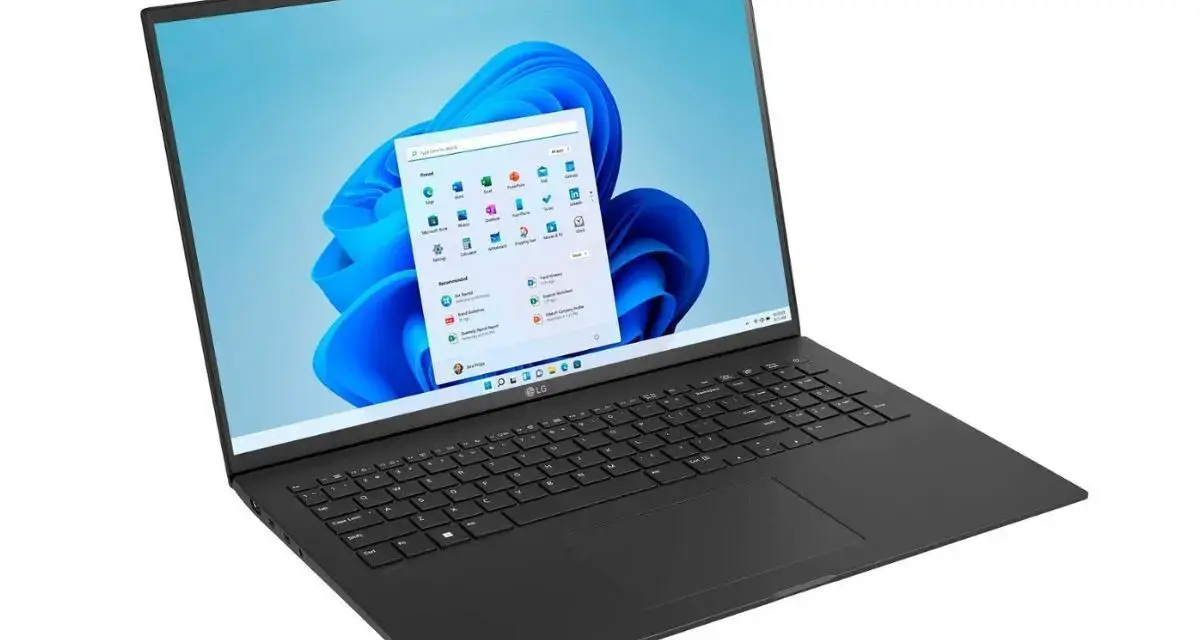Czarny laptop LG z ekranem wyświetlającym menu startowe Windows 11. Czy warto zainwestować w ten system?