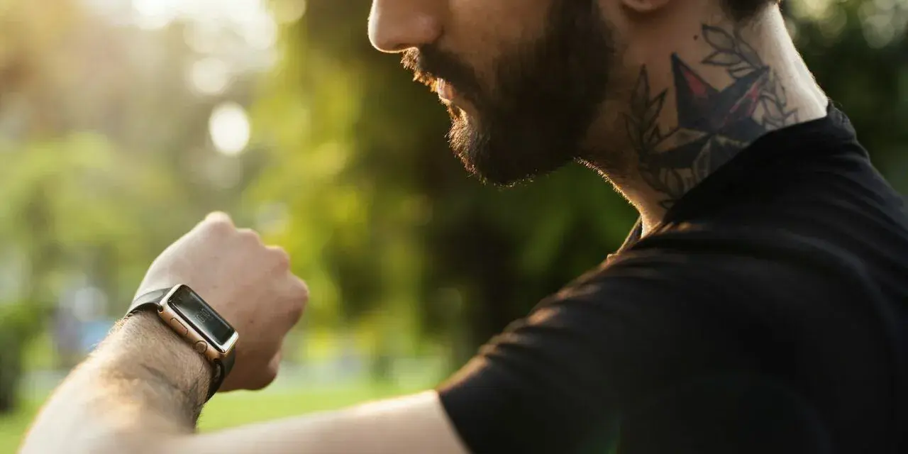 Jaki zasięg ma bluetooth w smartwatch? Odkryj, co ogranicza połączenie