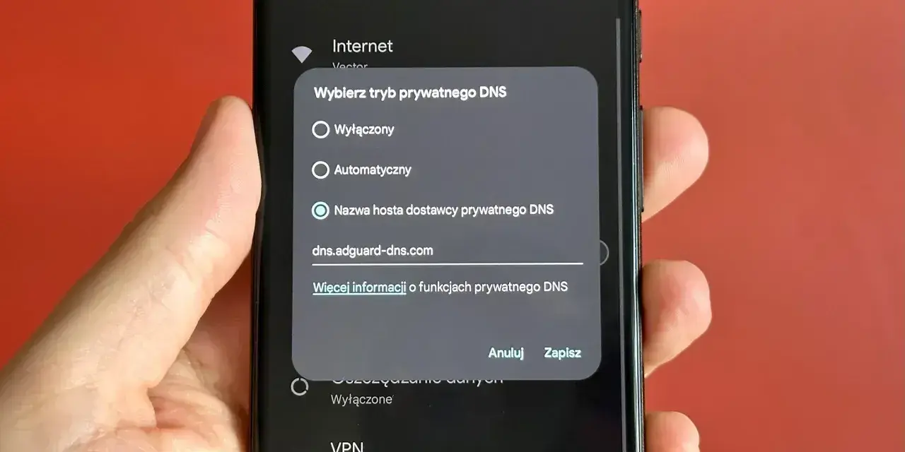 Konfiguracja prywatnego DNS w Androidzie, np. w Chrome, z użyciem AdGuard dla lepszej ochrony.