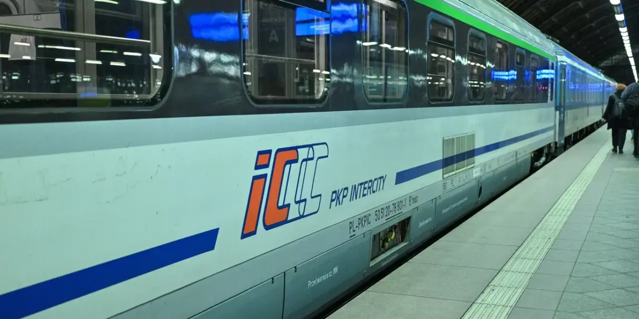 Pociąg PKP Intercity na peronie. Dowiedz się, jak połączyć się z intercity wifi, by podróżować komfortowo.