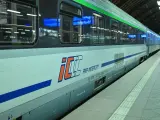 Pociąg PKP Intercity na peronie. Dowiedz się, jak połączyć się z intercity wifi, by podróżować komfortowo.