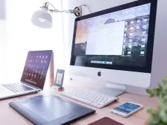 Biurko z iMac, laptopem, tabletem graficznym i telefonem. Na ekranie komputera widać okno programu Adobe Dreamweaver, gotowe do pracy nad stroną.