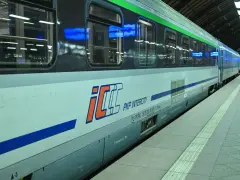 Pociąg PKP Intercity na peronie. Dowiedz się, jak połączyć się z intercity wifi, by podróżować komfortowo.