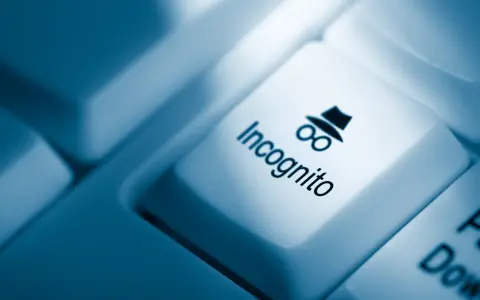 Klawisz "Incognito" z ikoną szpiega. Ciemny, niebieski odcień podkreśla tajemniczość przeglądania.