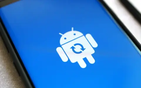 Ikona robota Androida z symbolem odświeżania na niebieskim tle. Oznacza to aktualizacje systemu Android.