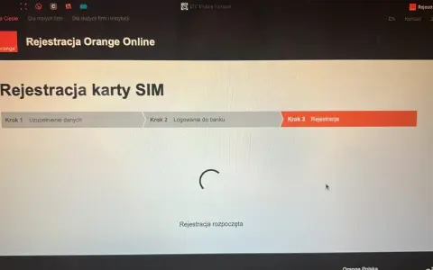 Na ekranie komputera trwa rejestracja karty SIM w Orange Online. Widoczny jest trzeci krok: Rejestracja.