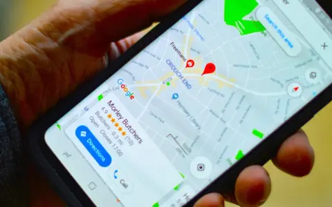 Jak zrobić pinezkę w Google Maps? Na ekranie telefonu widzimy mapę z zaznaczonym punktem w Crouch End.