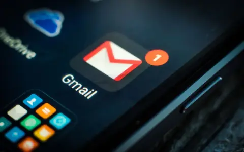 Ikona poczty Gmail z powiadomieniem "1" na ekranie telefonu. Szybkie logowanie na pocztę.