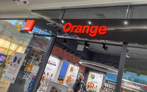 Salon Orange z ofertą smartfonów i usług. Sprawdź, czy Twój rok ważności konta Orange jest aktualny!