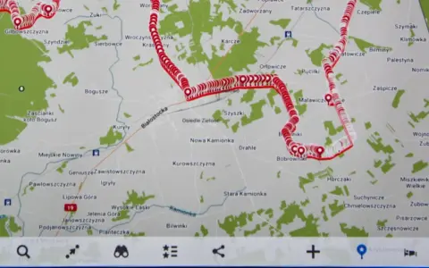 Mapa z zaznaczoną trasą rowerową przez tereny wiejskie i leśne, z nazwami miejscowości jak Lebiedzin, Białostocka, Bobrowniki.