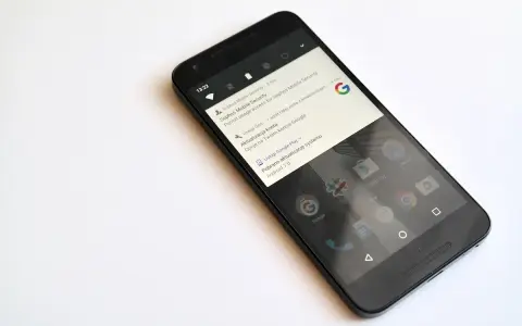 Czarny smartfon z powiadomieniem o pobraniu aktualizacji systemu Android 7.0 Nougat.