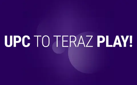 UPC Polska teraz Play! Biały napis na fioletowym tle z okręgami.