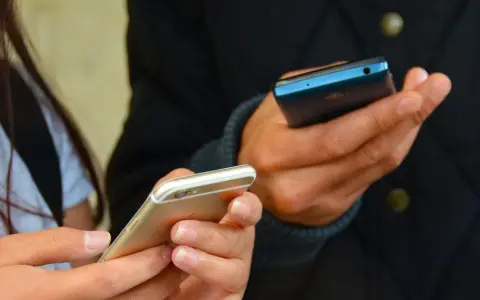 Jak pobrać aplikację Messenger na telefon - proste kroki dla każdego