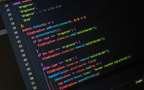 Fragment kodu programu do pisania, obsługujący zdarzenia przeciągania i upuszczania plików.