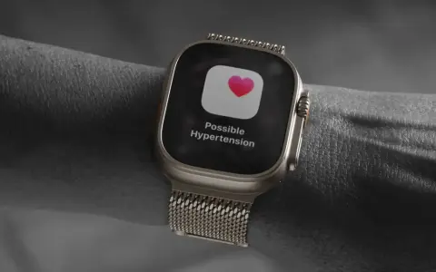 Zegarek watchOS pokazuje powiadomienie o możliwym nadciśnieniu.