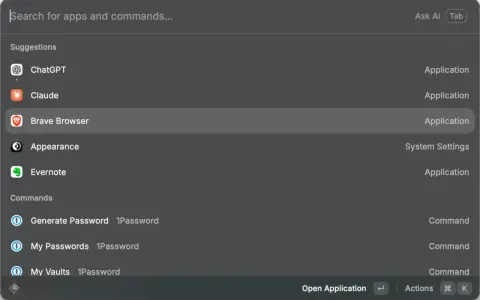 Wyszukiwanie aplikacji i poleceń w Raycast. Widoczne sugestie: ChatGPT, Claude, Brave Browser, Appearance, Evernote. Poniżej polecenia 1Password.