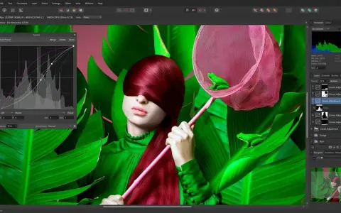 Edycja zdjęć z darmowym photoshopem: modelka z zasłoniętymi oczami, zielone liście, siatka z żabką. Panel krzywych i warstw.