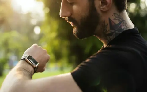 Jaki zasięg ma bluetooth w smartwatch? Odkryj, co ogranicza połączenie