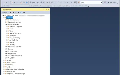 SQL Server Management Studio z listą baz danych. Po pobraniu i instalacji można zarządzać bazami.