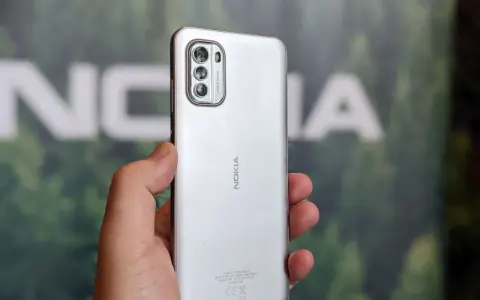 Srebrny smartfon Nokia z potrójnym aparatem, przypominający czasy świetności Symbian.