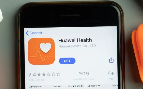 Aplikacja Huawei Health na ekranie telefonu, gotowa do pobrania. Monitoruj swoje zdrowie i aktywność.