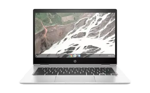 Srebrny laptop HP z systemem **Chromium OS** i klawiaturą. Na ekranie widok z lotu ptaka na krajobraz.