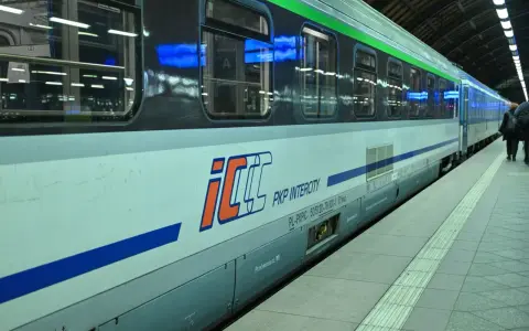 Pociąg PKP Intercity na peronie. Dowiedz się, jak połączyć się z intercity wifi, by podróżować komfortowo.