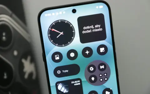 Ekran smartfona z widżetami: zegar, pogoda, ikony aplikacji. Chcesz pozbyć się bloatware? Ten interfejs wygląda na czysty i zoptymalizowany.