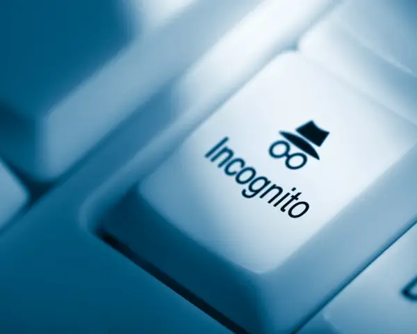 Klawisz "Incognito" z ikoną szpiega. Ciemny, niebieski odcień podkreśla tajemniczość przeglądania.