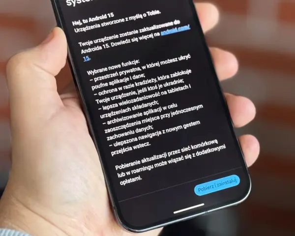 Telefon wyświetla informacje o aktualizacji do **Android 15**, w tym nowe funkcje prywatności i bezpieczeństwa.